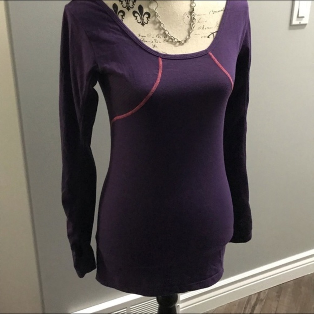 Ladies Purple Workout top long sleeve missing tag NWOT mesh pits, thumb holes